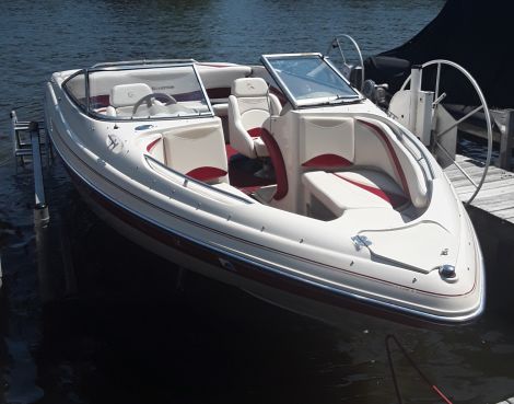 Glastron Cour. Boats For Sale in Illinois by owner | 2004 23 foot Glastron Open bow